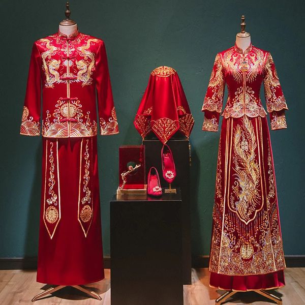 Ethnische Kleidung Wunderschöner goldener roter XiuHe-Anzug im traditionellen chinesischen Stil Frauen-Hochzeitskleid mit Perlenstickerei und langen Ärmeln Brautset 231212