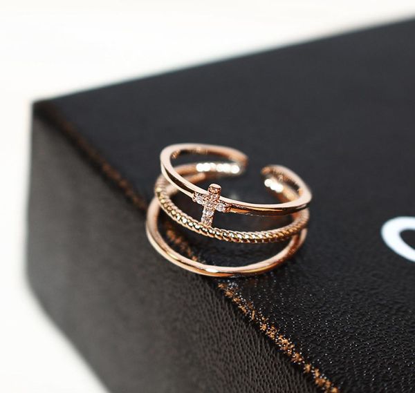 Versione coreana del trend punk a tre strati con zircone placcato in oro 18 carati anello femminile semplice e squisito regalo di gioielli con anello selvaggio femminile2362370
