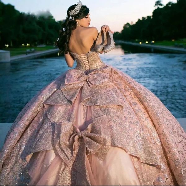 Rosa glänzendes Ballkleid Quinceanera-Kleid 2024, Tüllapplikationen, Spitze, Perlen, Schleife, schulterfrei, süße 15-16-jährige Geburtstagsfeier, formelle Kleider