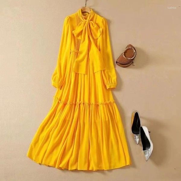 Lässige Kleider Europäische und amerikanische Damen Sommer 2023 Schleifenkragen mit langen Ärmeln Modisches gelbes Faltenkleid