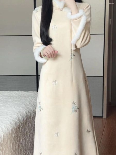 Ethnische Kleidung Chinesischer Winter-Qipao in Übergröße, elegante und hübsche Damen-Abendkleider, beige, modifizierter Cheongsam, Plüschkragen, bequem