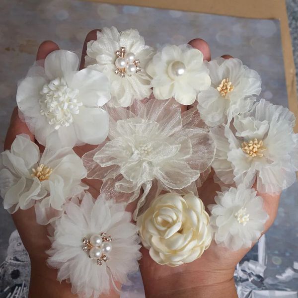 Ghirlande di fiori decorativi 10PCSLot Serie beige Stili di mix Set Tessuto chiffon per invito a nozze Abito artificiale Decorazione cappello 231213
