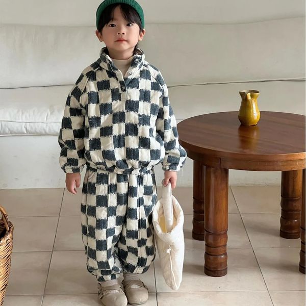 Set di abbigliamento 8268 Set per bambini coreani 2023 Abito invernale per neonato in velluto addensato Top Pantalone per ragazza caldo in due pezzi 231213
