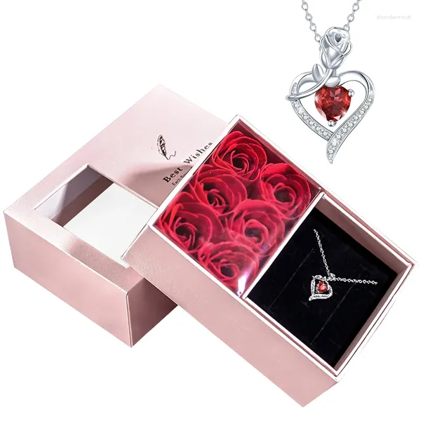 Colares de pingentes Colar Crystal Heart em sabão Eternal Rose Box Set