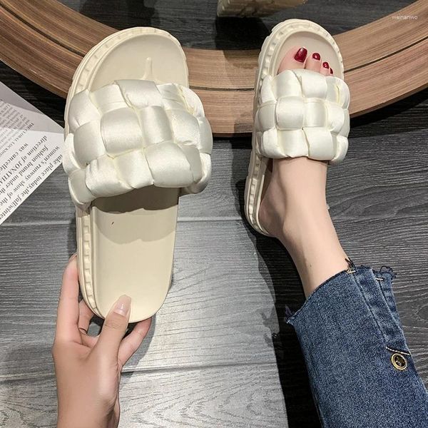 Sapatos de vestido BKQU Verão Versão Coreana Moda All-Match Branco Fundo Grosso Weave Muffin Chinelos Mulheres Sandálias de Pão