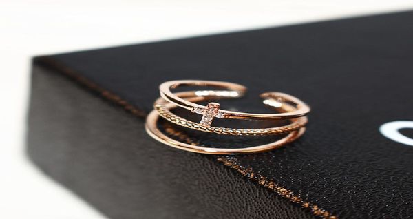 Versione coreana dell'anello femminile in oro 18 carati placcato con zirconi a tre strati di tendenza punk semplice e squisito regalo di gioielli con anello selvaggio femminile9227191
