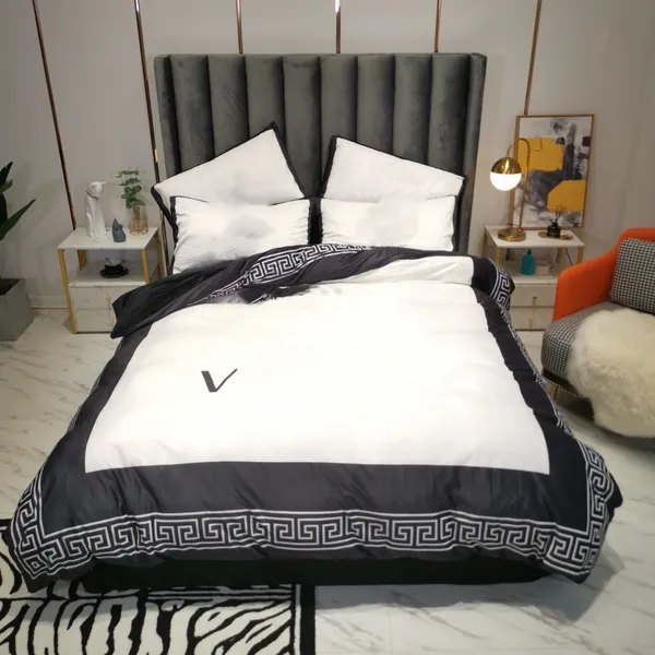 Conjunto de cama de designer de luxo de inverno queen size 4pcs branco carta preta impresso veludo capa de edredão lençol com fronhas conjuntos de edredons queen cobre decoração de casa