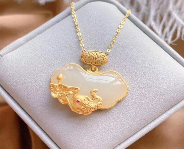 Womens Vietnã Placer Gold Gilding Antigo Patrimônio Antigo Incluste de Ouro Hetian White Jade Lotus Folha Fish Lock of Good Wishes Pingnder Neck3582212