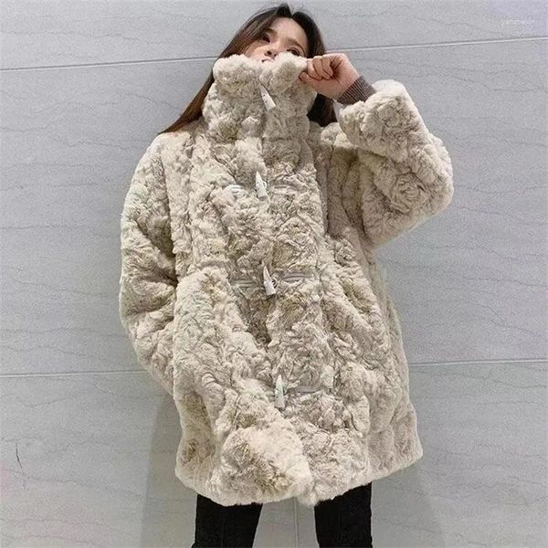 Женское меховое пальто 2023, модное простое универсальное утепленное пальто из овечьего флиса с имитацией норки, ленивый стиль, с роговыми пуговицами