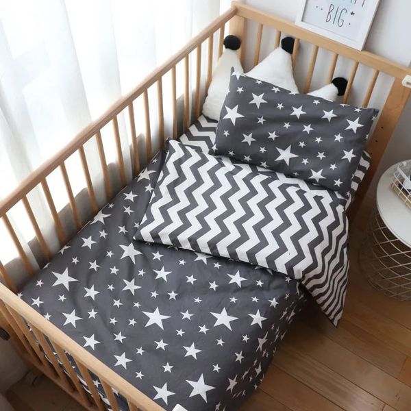 Conjuntos de cama 3 pcs conjunto de cama de bebê para nascidos estrela padrão criança roupa de cama para menino puro algodão tecido berço cama edredão capa pillocase folha 231212