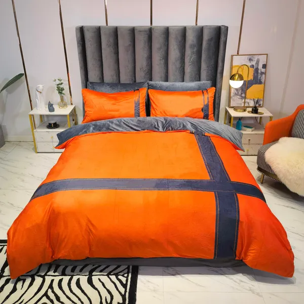 Winterorange Luxus-Queen-Size-Designer-Bettwäsche-Set, 4-teilig, mit Kreuzbuchstaben bedruckter Samt-Bettbezug, Bettlaken mit Kissenbezügen, Designer-Queen-Size-Bettdeckenbezüge