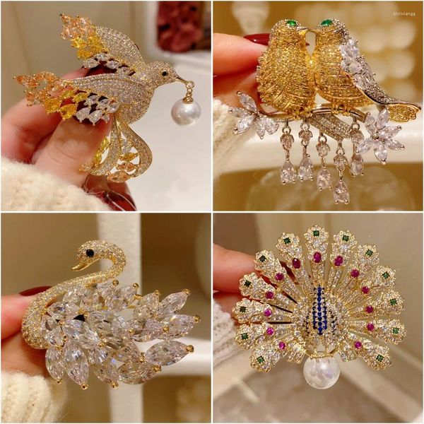 Broschen Winter Retro Pfau Phoenix Kupfer Pins Luxus Voll Zirkon Vergoldet Tier Perle Zubehör Frauen Geschenke