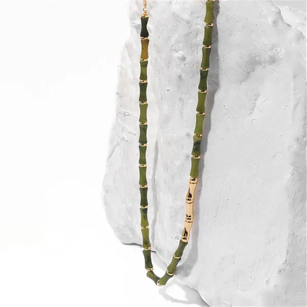 Ciondoli Vintage Pietra verde naturale Perline a forma di bambù Collana da donna Ottone placcato oro 18 carati Gioielli femminili di personalità della marea nazionale