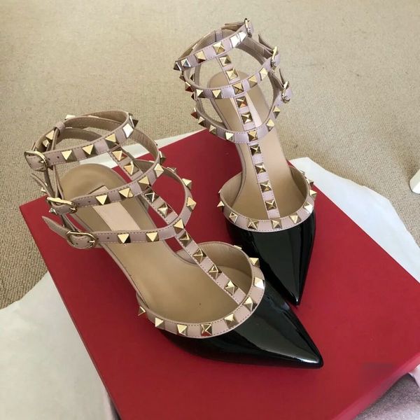Классы: брендовые женские босоножки на высоком каблуке с заклепками и V-образным логотипом, женские свадебные туфли на тонком каблуке 6 см, 8 см, 10 см, натуральная кожа с острым носком, размеры 34-44