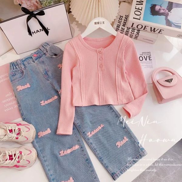 Set di abbigliamento 4 9Y Set per ragazze Autunno Primavera lavorato a maglia Sweet Top Lettera Decal Jeans Due pezzi Cute Little Girl Kids Fashion 231213