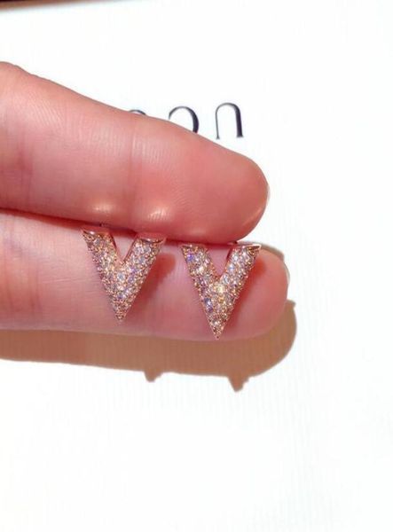 Серьги-гвоздики с полным кристаллом циркония CZ, модные треугольные серьги с буквами V, милые блестящие серьги с бриллиантами, ювелирные изделия Gift1466424