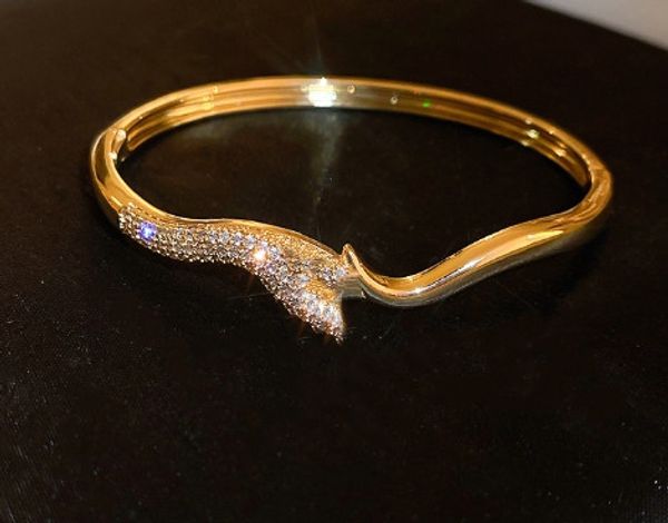 Top Bracciale in acciaio al titanio con zirconi elettroplaccati in oro reale Corea del Sud Bracciale semplice ad alto senso Temperamento di nicchia Gioielli all-match Femmina all'ingrosso