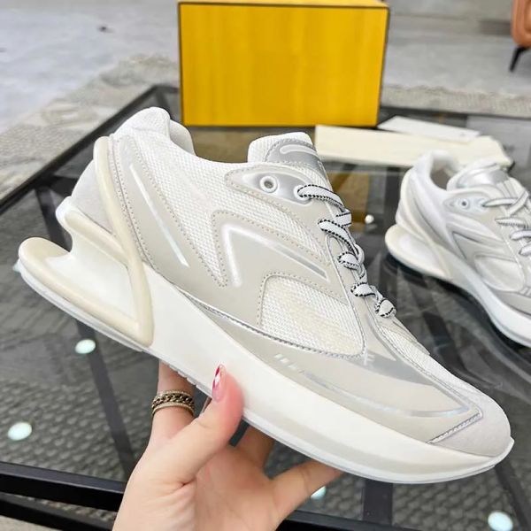 Tasarımcı Sneakers Erkekler Marka Koşu Ayakkabı Nefes Alabilir Deri Üst Kauçuk Hollow Sole Fashionmen Spor Ayakkabıları Konforlu Dış Mekan Günlük Ayakkabıları