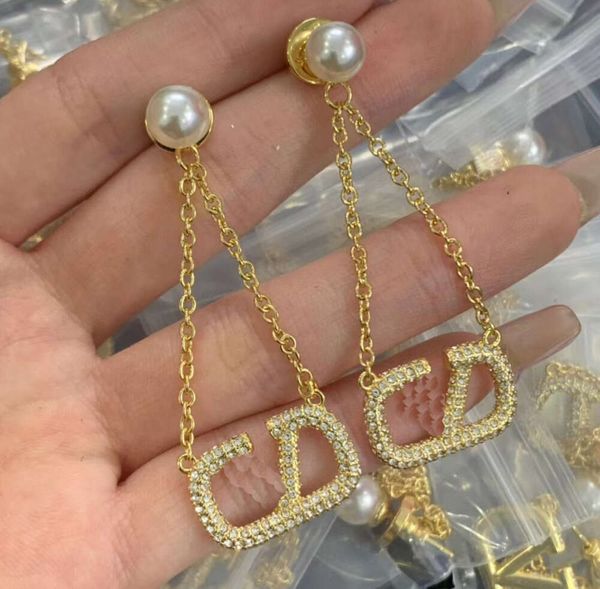 2023 Orecchini a bottone di design per donna con borchia di lusso a forma di ottone oro V lettera gioielli classico supporto vendita al dettaglio e all'ingrosso aretes1