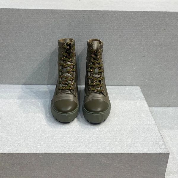 Botas pretas de aba aberta tecido de couro frisado com acessórios de metal dourado ilhós zíper moda vanguardista