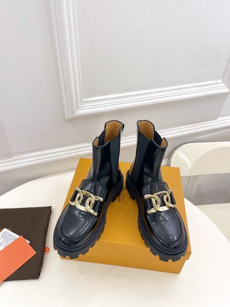Celebridade da Internet com botas clássicas vintage Chelsea, botas femininas da moda