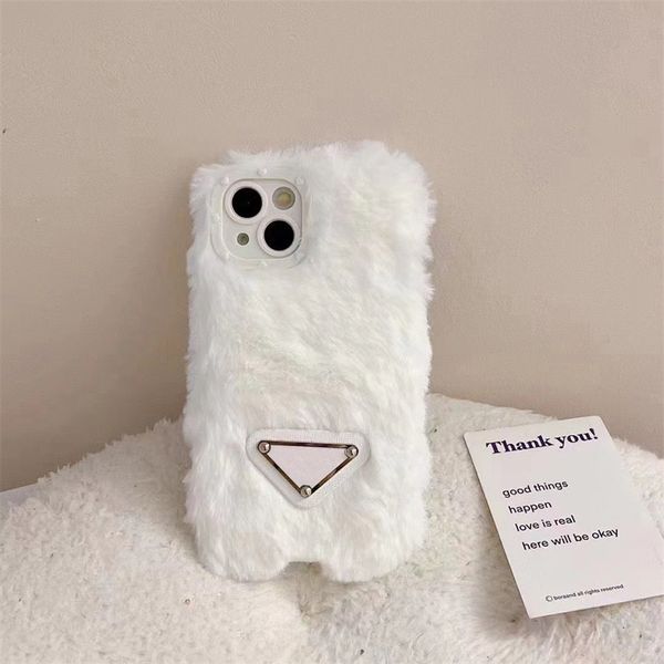 Designer inverno fuzzy casos de telefone marca letra triângulo p para iphone 15 pro max clássico bolsa 11 12 14 pro 13pro 12promax x xs 7 8 plus caso dia de natal