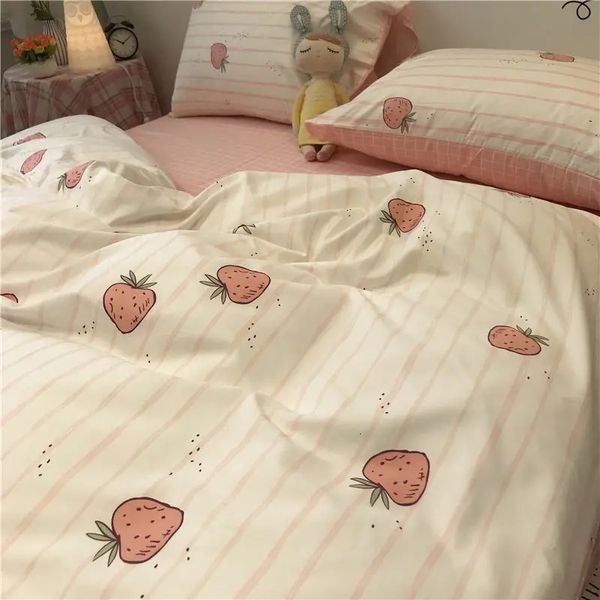 Set di biancheria da letto INS Set di conigli coreani alla fragola Copripiumino con fiori semplici Lenzuolo piatto Per adulti Bambini Ragazze Kawaii Federe per biancheria da letto 231214