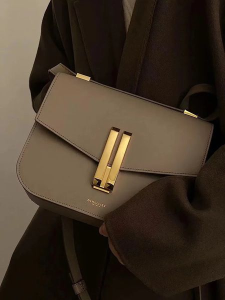 Вечерние сумки UK Дизайнерская легкая роскошная сумка Высококачественная модная маленькая квадратная сумка Нишевый дизайн Высококачественная кожаная сумка на плечо 231213