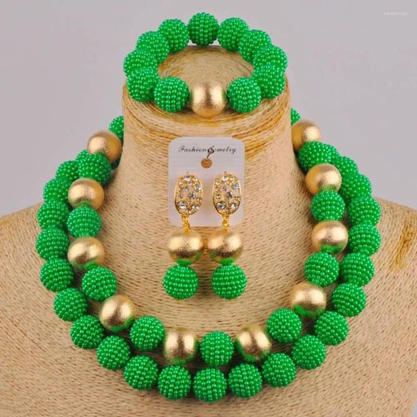 Collana orecchini set costume verde gioielli africani perline bianche perla simulata