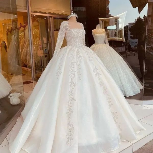 Stunningbride 2024 Lusso Ricamo O-Collo Maniche lunghe Corte dei treni Glitter Ball Gown Abito da sposa Romantico Perline Principessa Abito da sposa Personalizzato