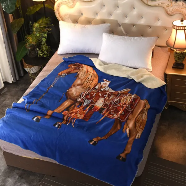 2023 Coperta di design di lusso royal blue horse stampato palazzo corte divano letto pelliccia di agnello designer di velluto coperte decorazioni per la casa tappeto quadrato