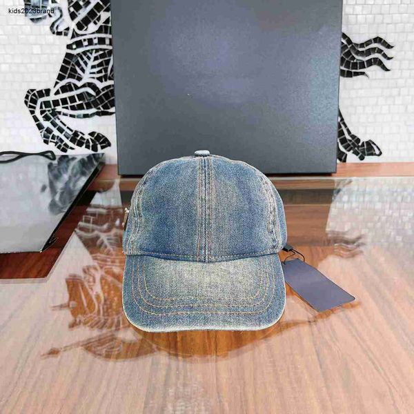 Новый дизайнер Baby Ball Cap Denim Child Hats, включая бренд, размер 3-12 T Геометрический металлический логотип