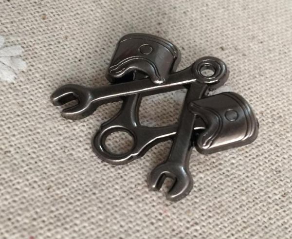 10pcs Ma Araçları Şapka Ceket Kavur Pimi Piston Anahtar Antika Nikel Bisikletçi Fabrikası Bütün 3D Masonlar Broş Pins46770849358434