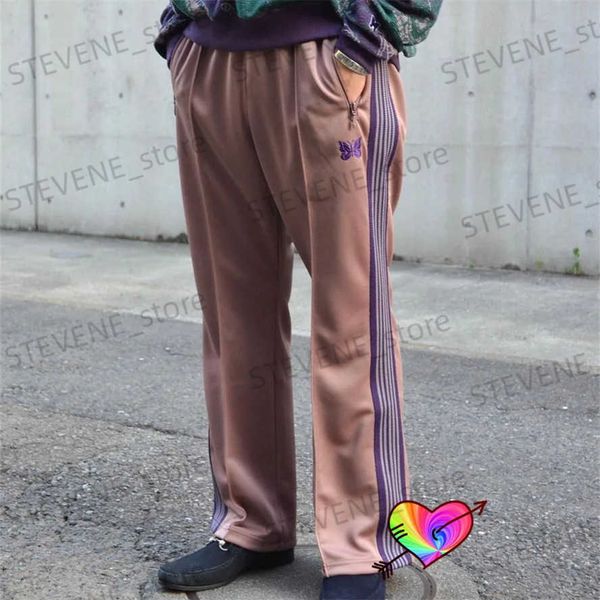 Pantaloni da uomo 2023 BOOT-CUT Needles Track Pants Uomo Donna Alta qualità Poly Smooth Needles Pantaloni Farfalla lavorata a maglia Pantaloni a righe viola T231214