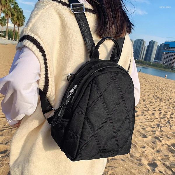 Sacos escolares Verão 2023 Ringer Bordado Mochila Feminina Moda Tendências Multi-Funcional Bolsa de Ombro Nylon Mini Pequeno