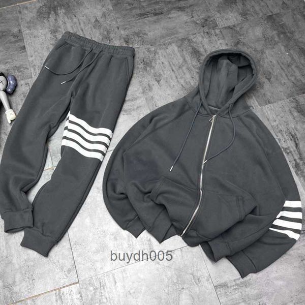 3KJH Erkek ve Kadın Kazak Moda Tasarımcısı Thombrownsweatshirt Sıradan Beyzbol Takım Kapşonlu Peluş Kalın Hardigan Hoodie Zippered Ceket Çizgili Elastik Bel Cas