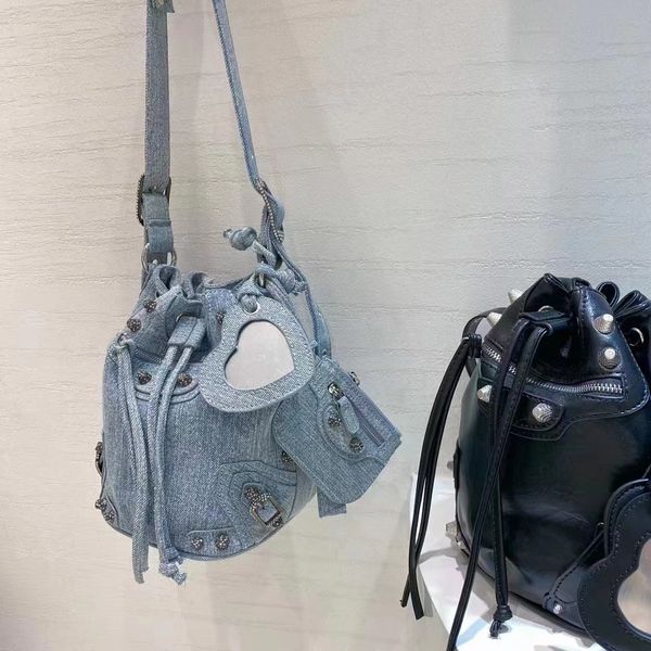 Zaino dello stilista vintage denim moto borsa da donna rivettata borsa estiva con coulisse borsa a secchiello sotto le ascelle