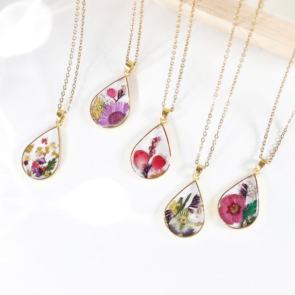 Nuova serie di fiori di luna con gocce d'acqua dorate, collana di campioni di piante di fiori secchi naturali, rosa, regalo creativo con ciondolo