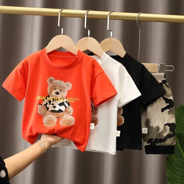 Set di abbigliamento Nuovo set di vestiti per ragazzi estivi T-shirt con orso simpatico cartone animato + pantaloncini mimetici Set di vestiti per ragazzi per bambini 231215