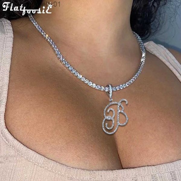 Collane con ciondolo Flatfoosie Moda A-Z Cursive Lettera Collana a catena di cristallo per le donne Bling Iced Out Collana con pendente iniziale Gioielli Hip HopL231215