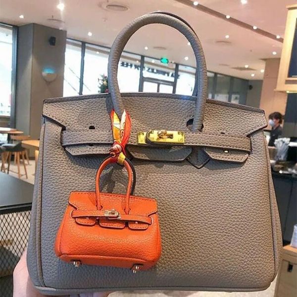 12 Farben Mini süße Tasche Schlüsselanhänger Münztüte Modedesigner Ledertasche Auto Schlüsselanhänger Anhänger Dekoration Geburtstag Party Geschenk