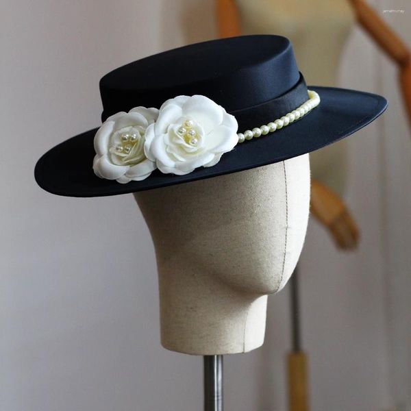 Copricapo M014 Elegante cappello a cilindro piatto in stile britannico Catena di perle di raso Fiore Arte Nero Spettacolo di matrimonio Prom formale