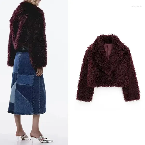 Cappotto in pelliccia artificiale da donna. Cappotto minimalista rosso vino in stile autunnale e invernale. Giacca calda e alla moda.