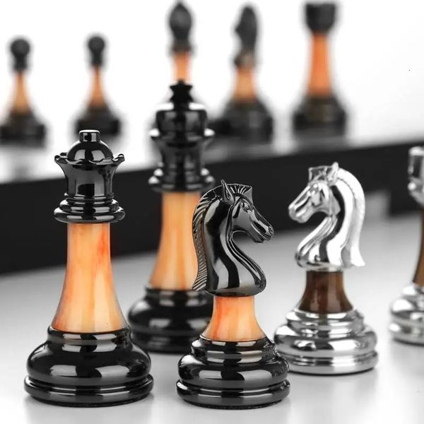 Giochi di scacchi 45CM Figure in metallo di lusso Scacchiera in legno Collezione professionale di ornamenti da tavolo classici pieghevoli per famiglie 231215