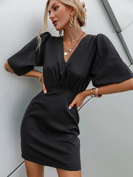 Robes décontractées Mode Luxe Noir Manches courtes Été Femmes Design Robe 2023 Sexy Col V Solide High Street Élégant Dames Mini