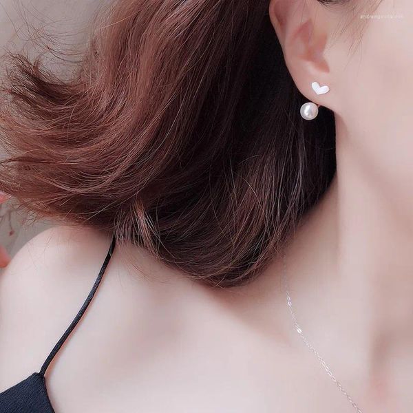 Boucles d'oreilles à tige en argent sterling S925 plaqué or avec une perle en forme de cœur au tempérament simple et polyvalent. En forme de coeur