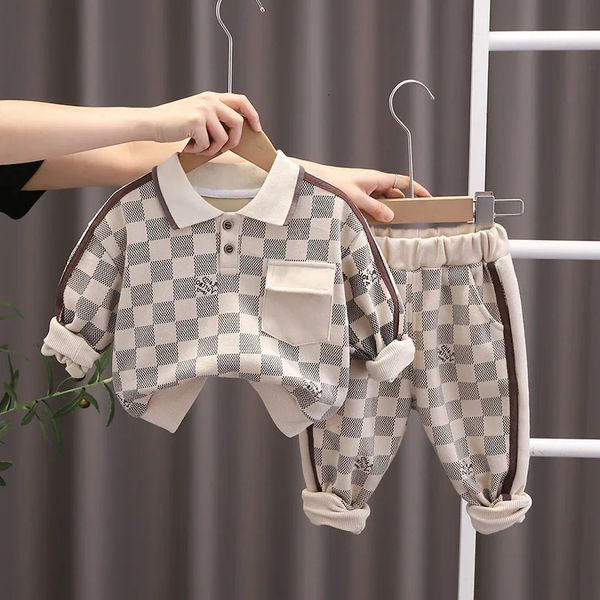 Completi di abbigliamento Stilista da uomo per bambini Primavera e autunno Fondo piatto T-shirt con collo a risvolto Top e pantaloni Abbigliamento da uomo Set di Natale per bambini 231215