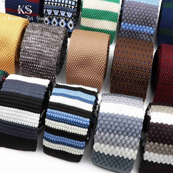 Cravatte da uomo lavorate a maglia per il tempo libero Cravatte a righe Classiche Cravatte ad angolo semplici per uomo Skinny 5 cm Cravatta normale intrecciata Designer CravatL231215