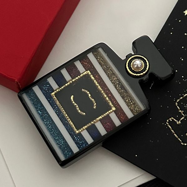 Neue Stil Marke Brief Designer Brosche Pins Damen Brosche Luxus 18 Karat vergoldet Kupfer Perle Designer Schmuck Anzug Anstecknadel Zubehör Weihnachtsgeschenk