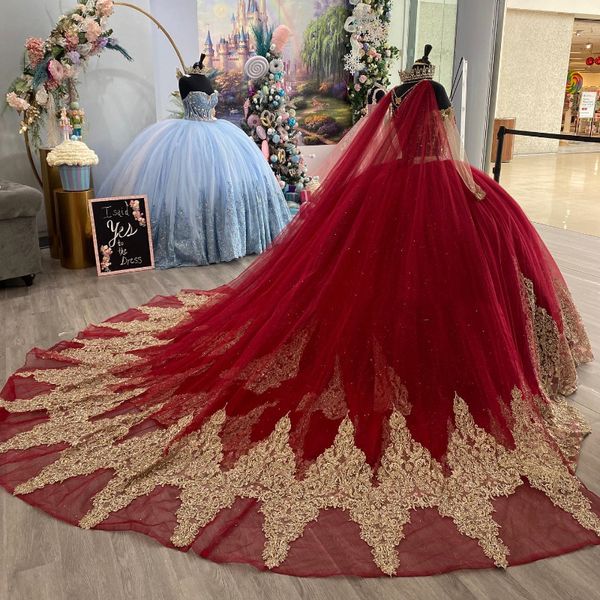 Işıltılı kırmızı quinceanera elbiseler yular boncuklar altın aplikler cape prenses tatlı 16 parti elbisesi vestidos para xv anos 15